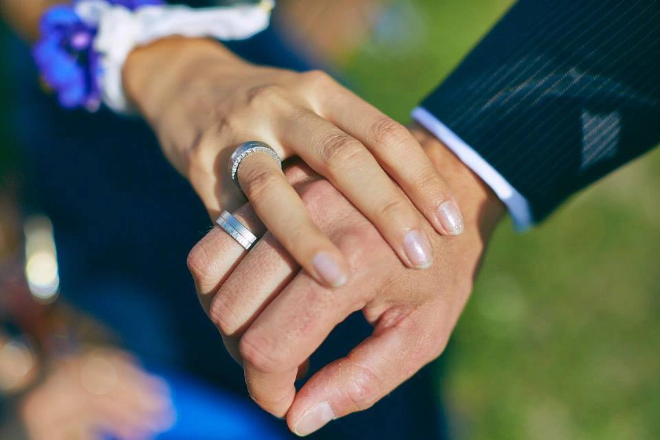 djmike-hochzeit-eheringe-handinhand